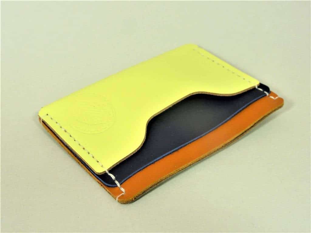 Porte-cartes en cuir jaune acidulé, marron et bleu marine
