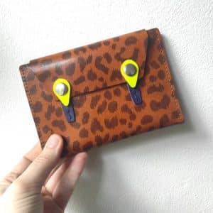 Protège passeport en cuir léopard tannage vegétal camel et marron, violet foncé et jaune fluo, fabriqué en France