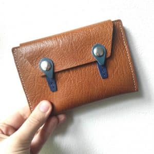 Protège passeport en cuir camel tannage végétal, bleu marine et bleu canard fabriqué en France