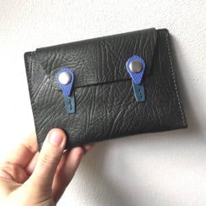 Protège passeport en cuir vert bouteille tannage végétal, bleu canard et bleu outremer fabriqué en France