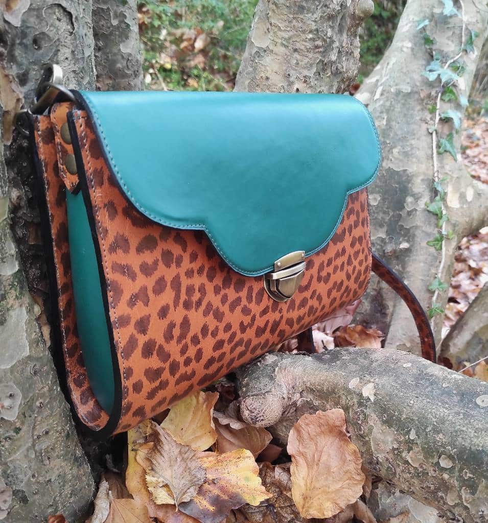 Sac clutch Pondichery en cuir camel léopard tannage végétal et vert émeraude fabriqué artisanalement en France