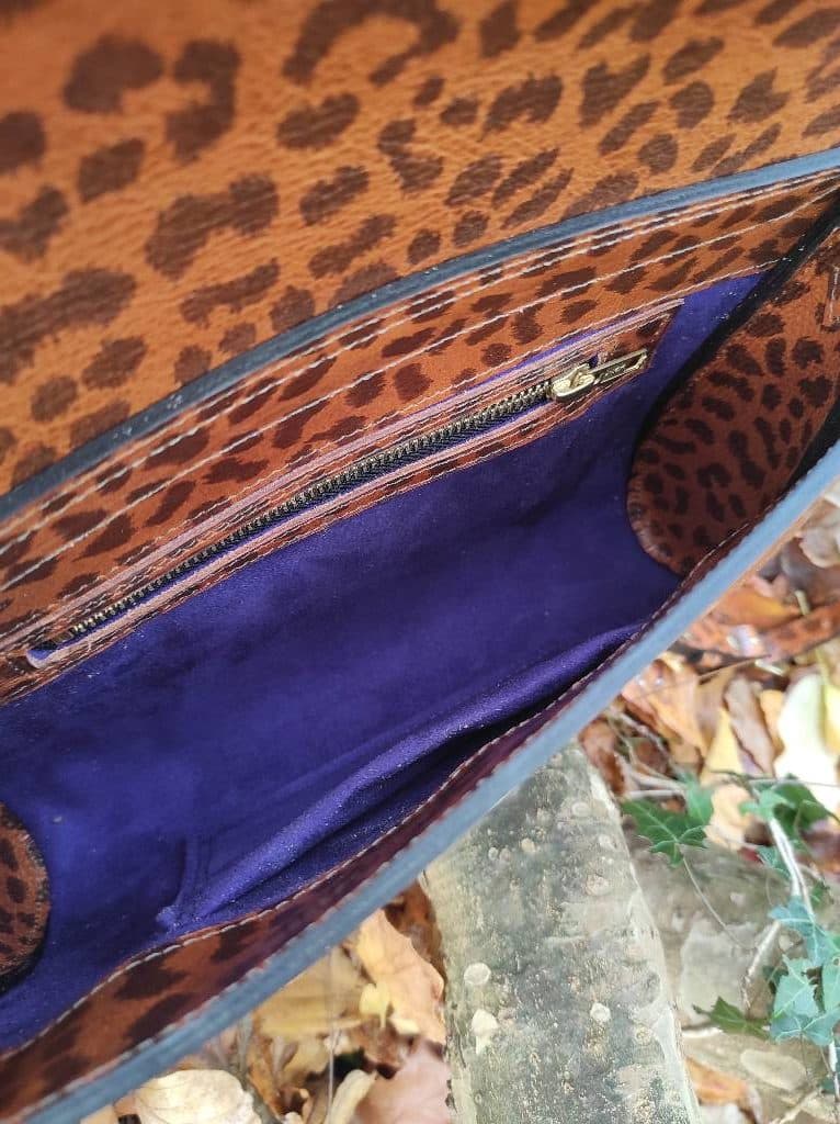 Sac clutch Pondichery en cuir camel léopard tannage végétal et vert émeraude fabriqué artisanalement en France