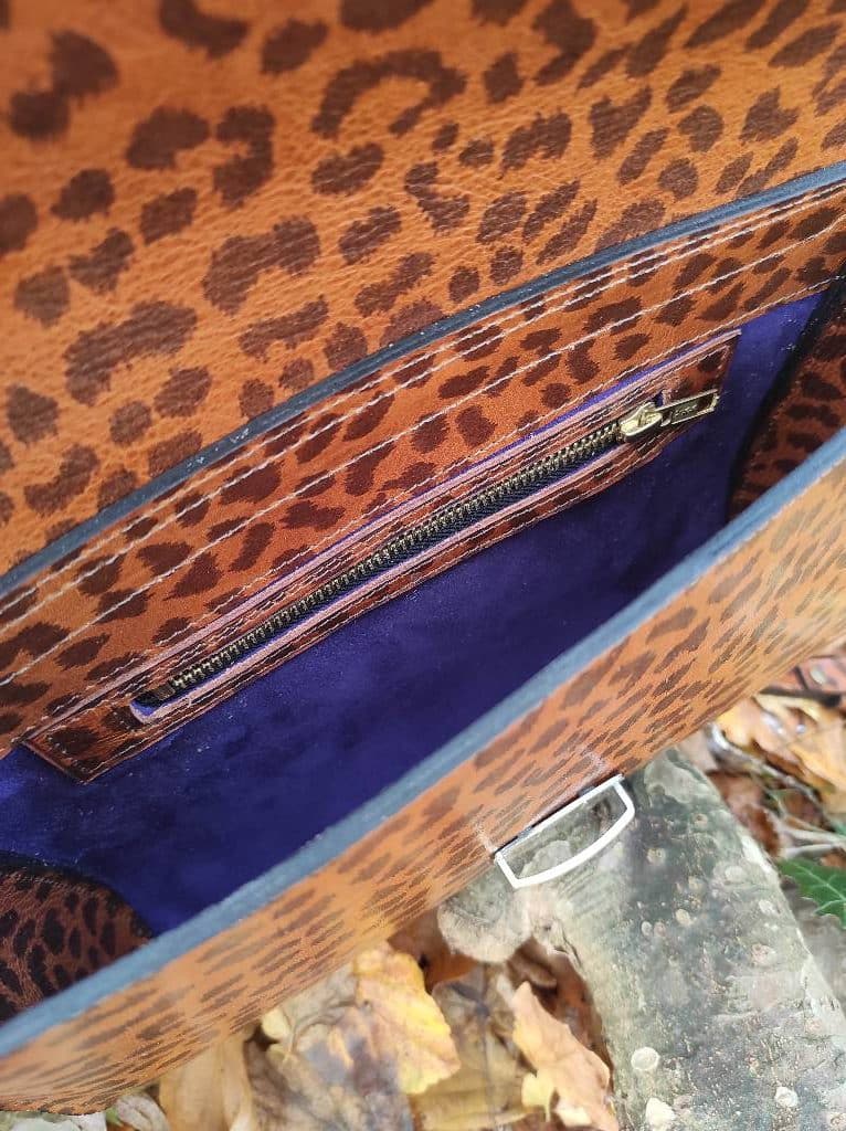 Sac clutch Pondichery en cuir camel léopard tannage végétal et vert émeraude fabriqué artisanalement en France