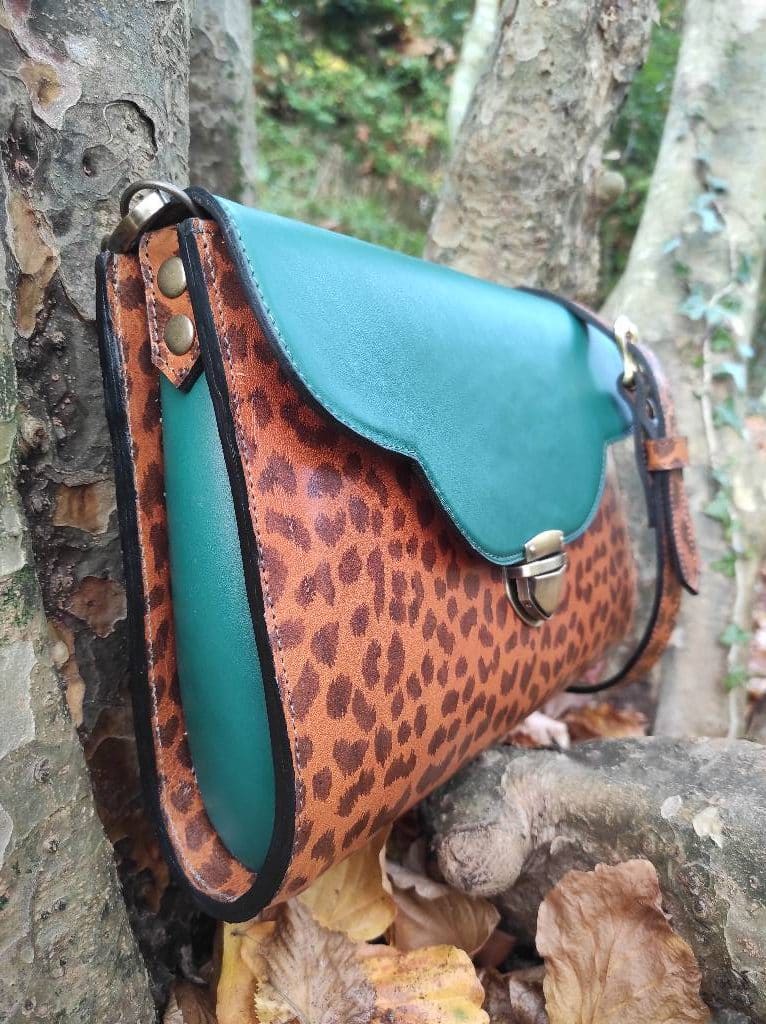 Sac clutch Pondichery en cuir camel léopard tannage végétal et vert émeraude fabriqué artisanalement en France