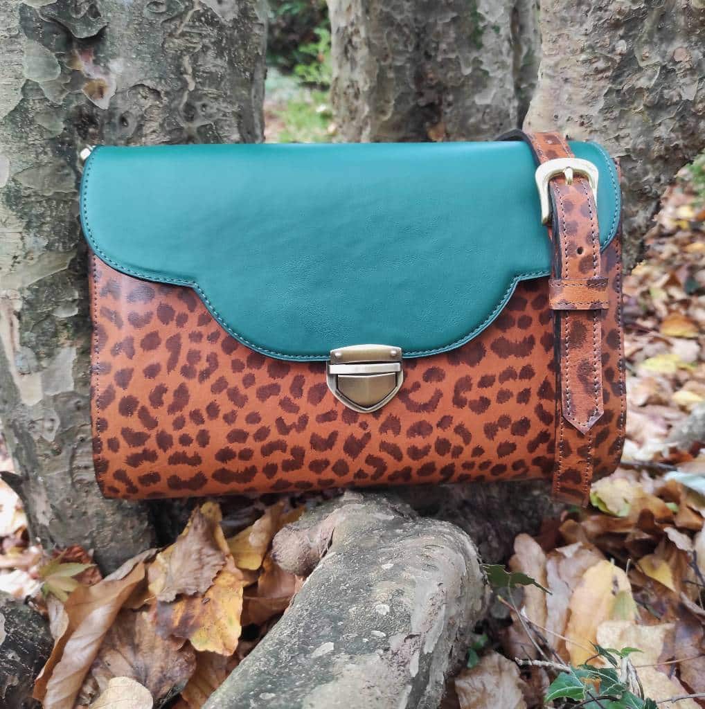 Sac clutch Pondichery en cuir camel léopard tannage végétal et vert émeraude fabriqué artisanalement en France