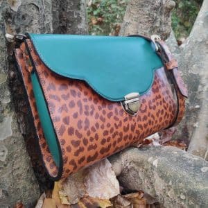 Sac clutch Pondichery en cuir camel léopard tannage végétal et vert émeraude fabriqué artisanalement en France