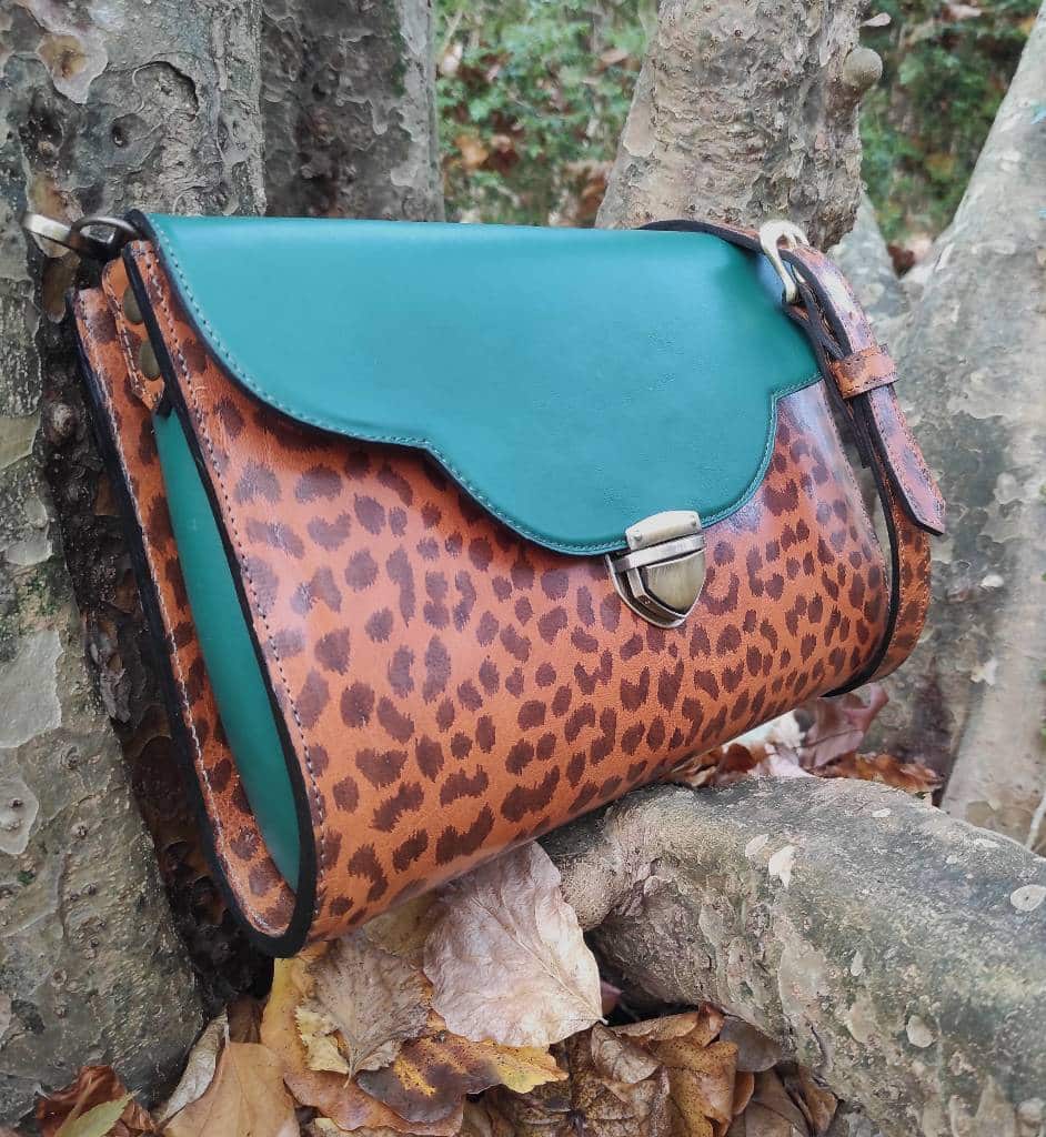 Sac clutch Pondichery en cuir camel léopard tannage végétal et vert émeraude fabriqué artisanalement en France