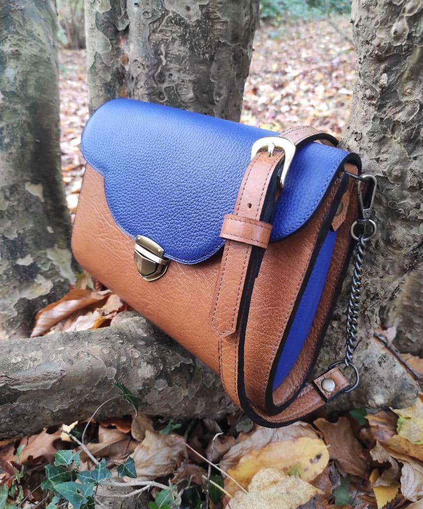 Sac clutch Pondichery en cuir camel tannage végétal et bleu outremer grainé fabriqué en France