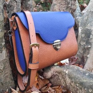 Sac clutch Pondichery en cuir camel tannage végétal et bleu outremer grainé fabriqué en France