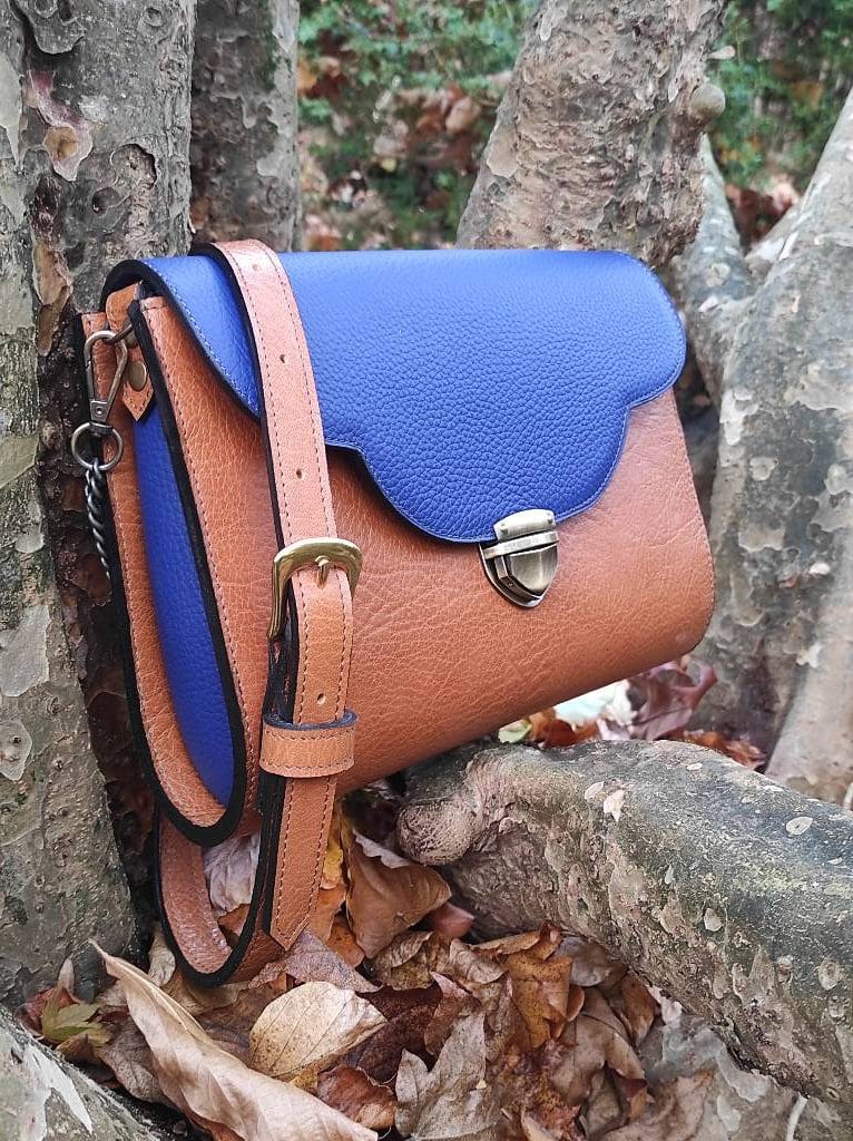 Sac clutch Pondichery en cuir camel tannage végétal et bleu outremer grainé fabriqué en France