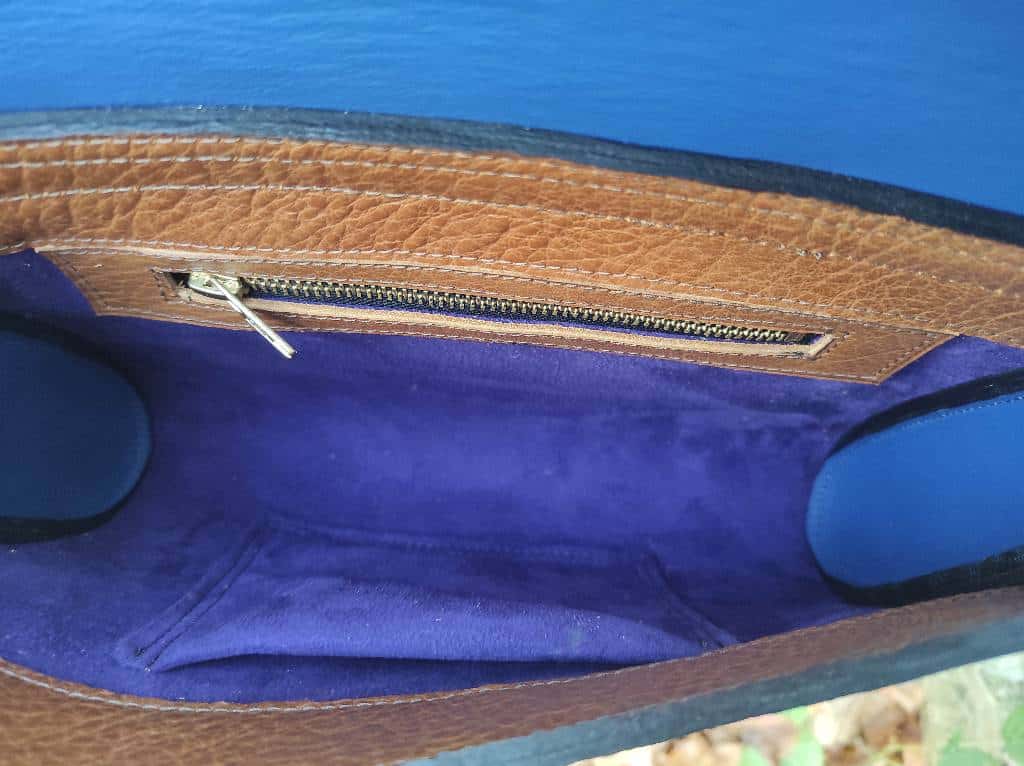 Sac clutch Pondichery en cuir camel tannage végétal et bleu outremer grainé fabriqué en France