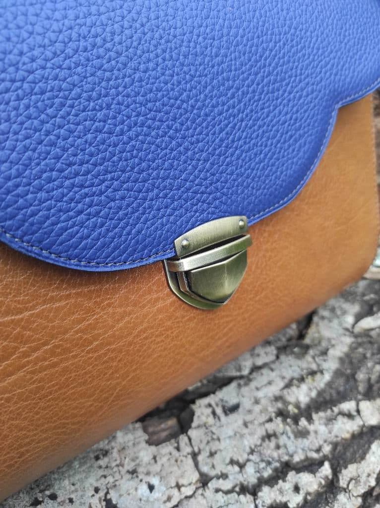 Sac clutch Pondichery en cuir camel tannage végétal et bleu outremer grainé fabriqué en France