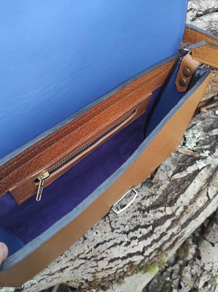 Sac clutch Pondichery en cuir camel tannage végétal et bleu outremer grainé fabriqué en France