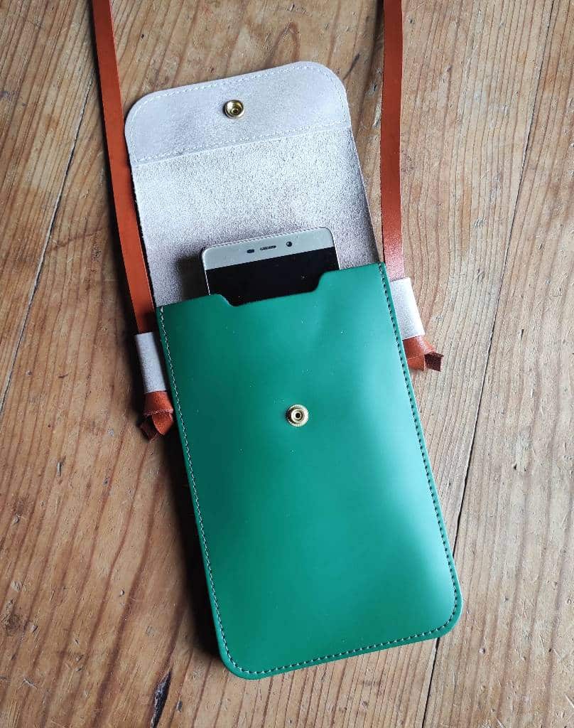 Sac Minty etui téléphone en cuir vert babar lisse et mastic fabriqué en France