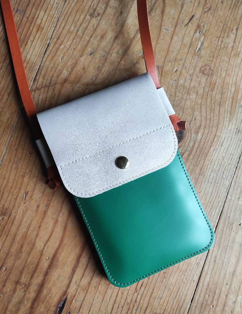 Sac Minty etui téléphone en cuirs bovins vert babar lisse et mastic fabriqué en France