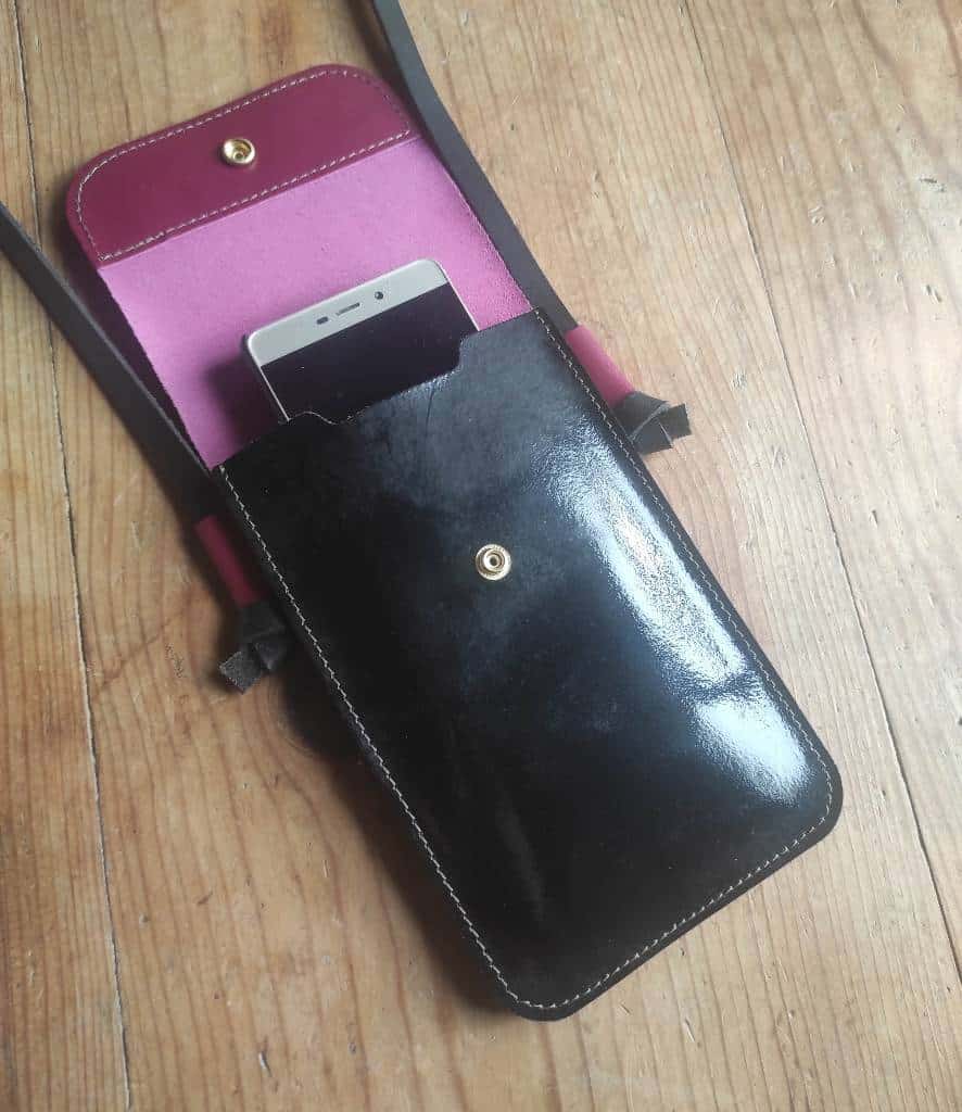 Sac Minty etui téléphone en cuir noir verni et framboise fabriqué en France