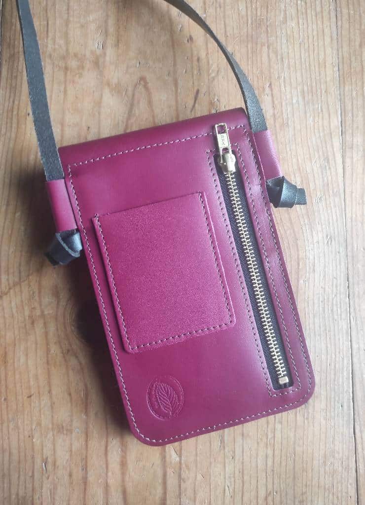 Sac Minty etui téléphone en cuir noir verni et framboise fabriqué en France