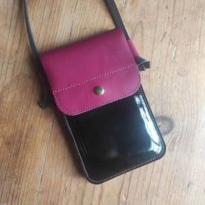 Sac Minty etui téléphone en cuirs bovins noir verni et framboise fabriqué en France