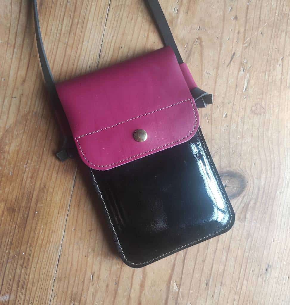 Sac Minty etui téléphone en cuirs bovins noir verni et framboise fabriqué en France