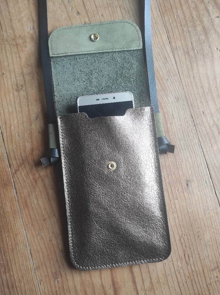 Sac Minty etui téléphone en cuir vert kaki suédé et bronze fabriqué en France