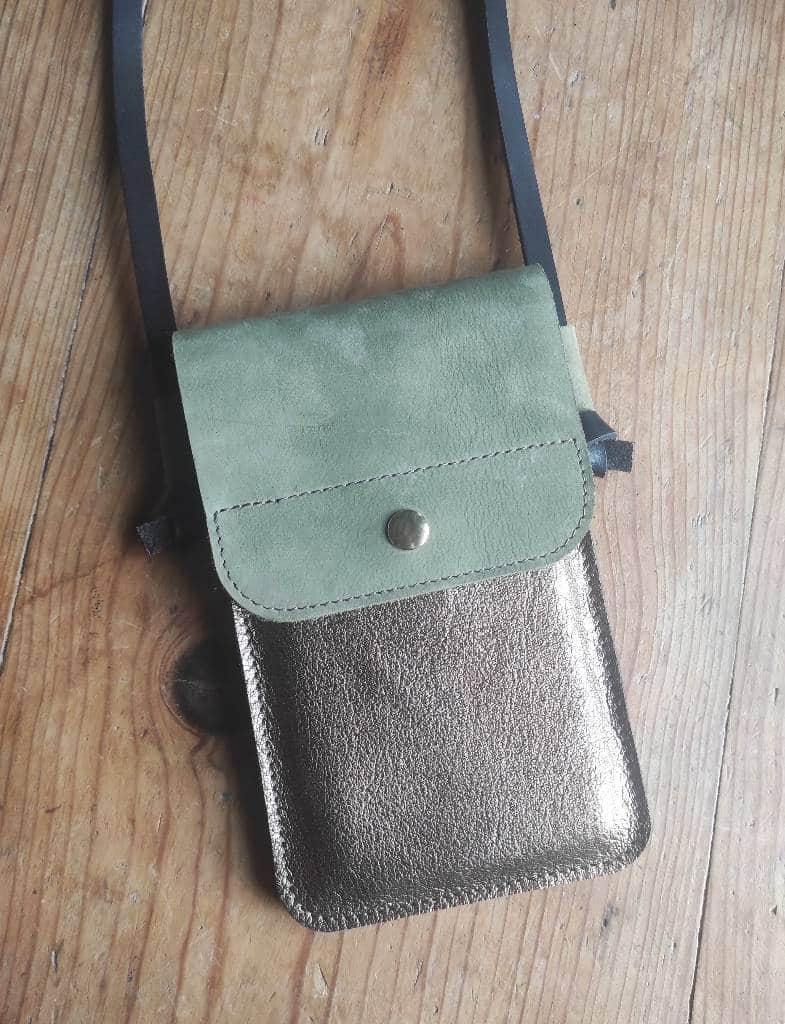Sac Minty etui téléphone en cuir bovin vert kaki suédé et cuir caprin bronze fabriqué en France
