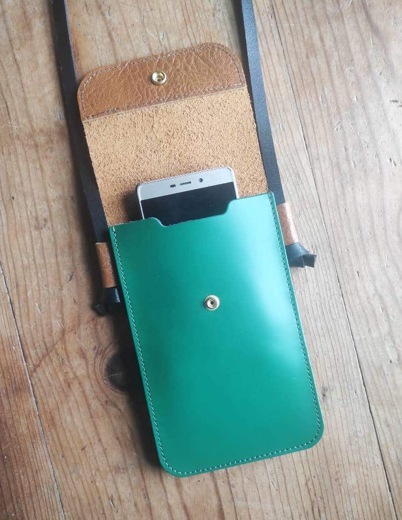 Sac Minty etui téléphone en cuir fabriqué en France Vert Babar lisse et camel