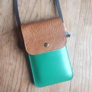 Sac Minty etui téléphone en cuirs bovins fabriqué en France Vert Babar lisse et camel