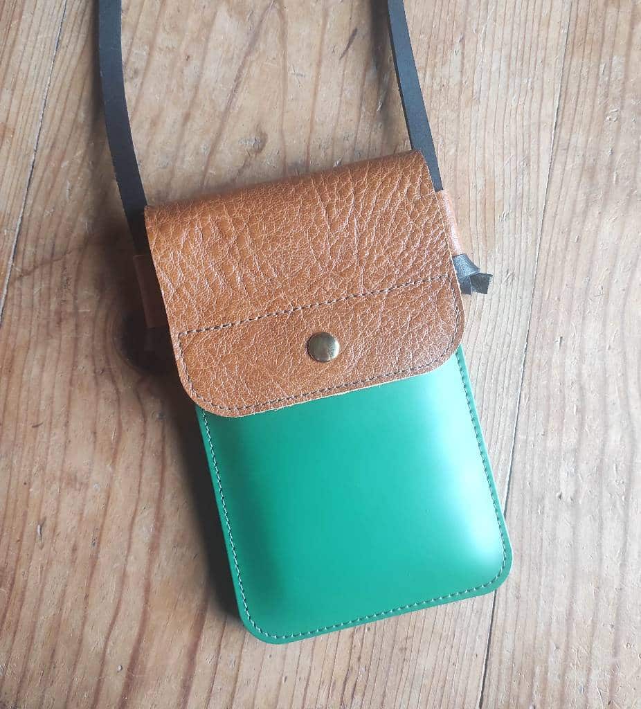 Sac Minty etui téléphone en cuirs bovins fabriqué en France Vert Babar lisse et camel