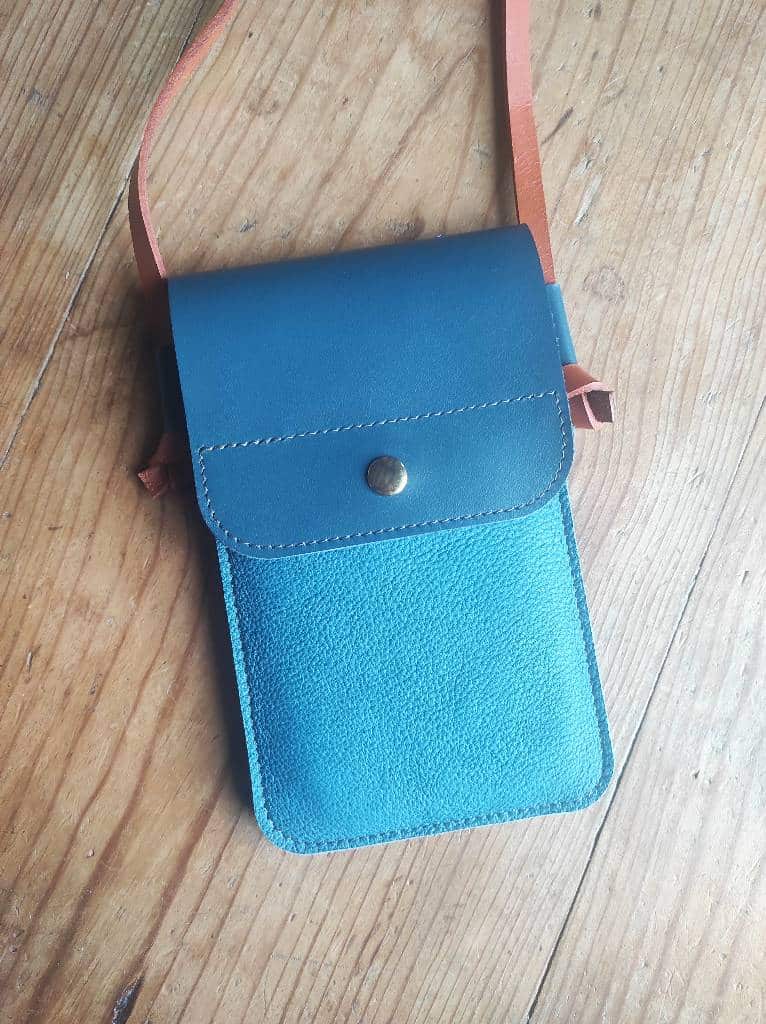 Sac Minty etui téléphone en cuirs bovins bleu turquoise et bleu canard fabriqué en France