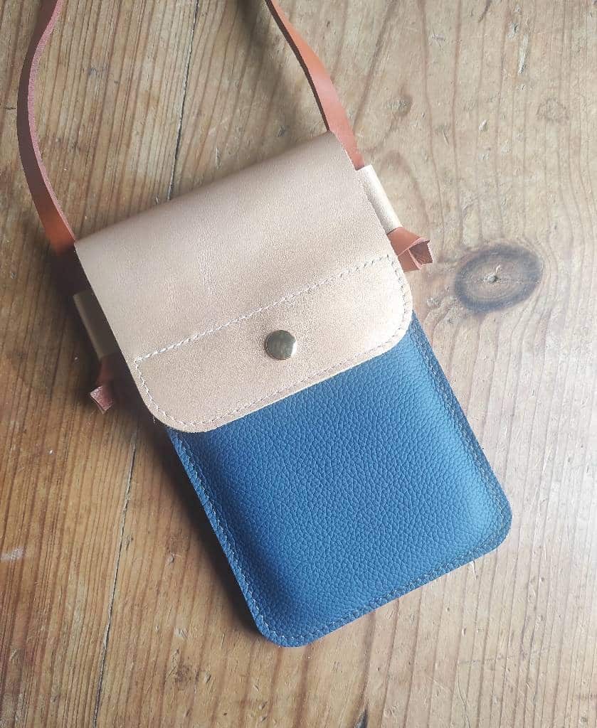 Sac Minty etui téléphone en cuirs bovins fabriqué en France Bleu orage et champagne irisé