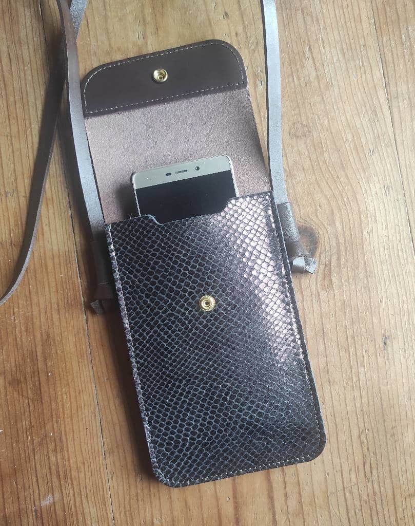 Sac Minty etui téléphone en cuir effet reptile marron glacé et marron fabriqué en France