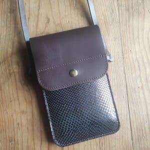 Sac Minty etui téléphone en cuir caprin effet reptile marron glacé métalisé et marron bovin fabriqué en France