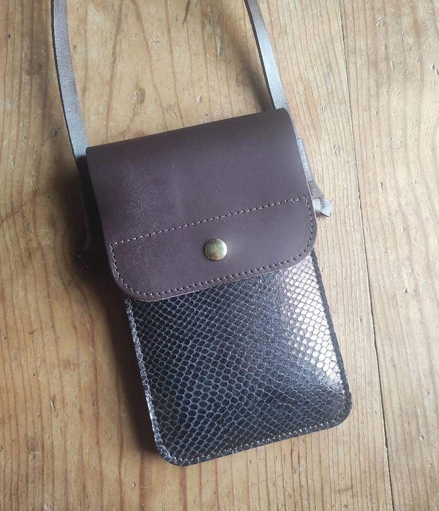 Sac Minty etui téléphone en cuir caprin effet reptile marron glacé métalisé et marron bovin fabriqué en France