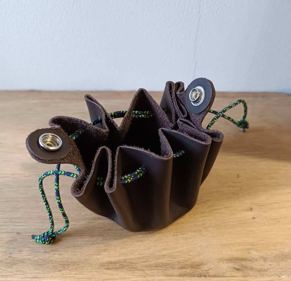 Bourse porte monnaie en cuir fabriquée en france marron et vert