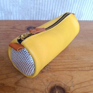 trousse en cuir fabriquée en france jaune, argent et marron cognac
