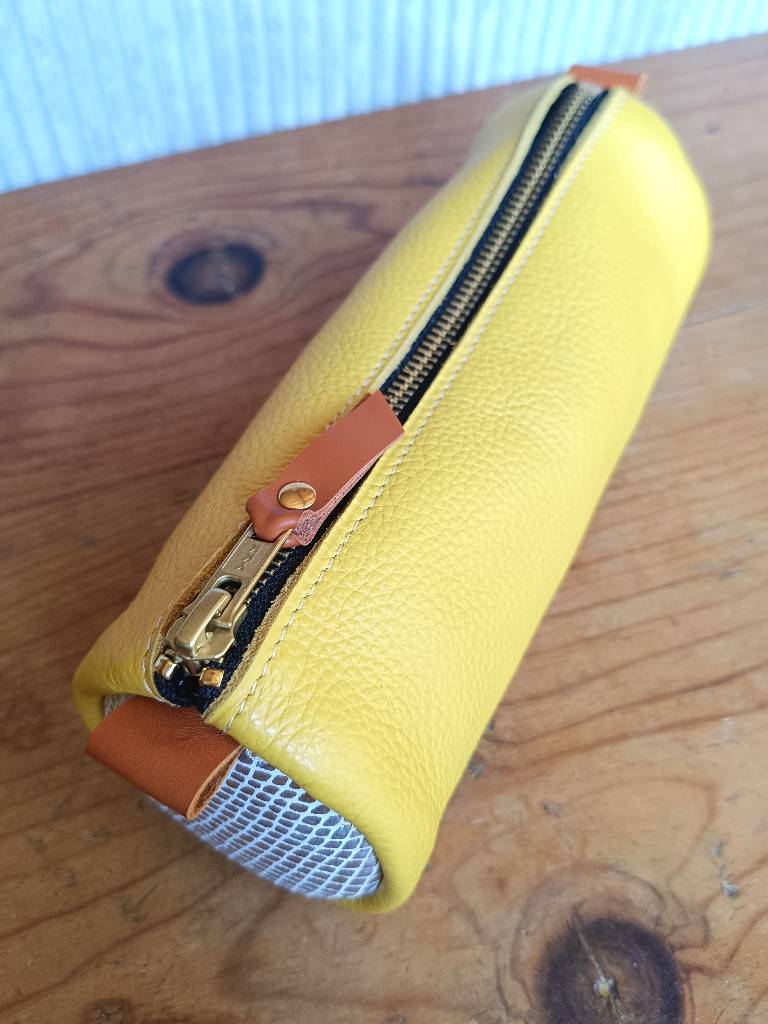 trousse en cuir fabriquée en france jaune, argent et marron cognac