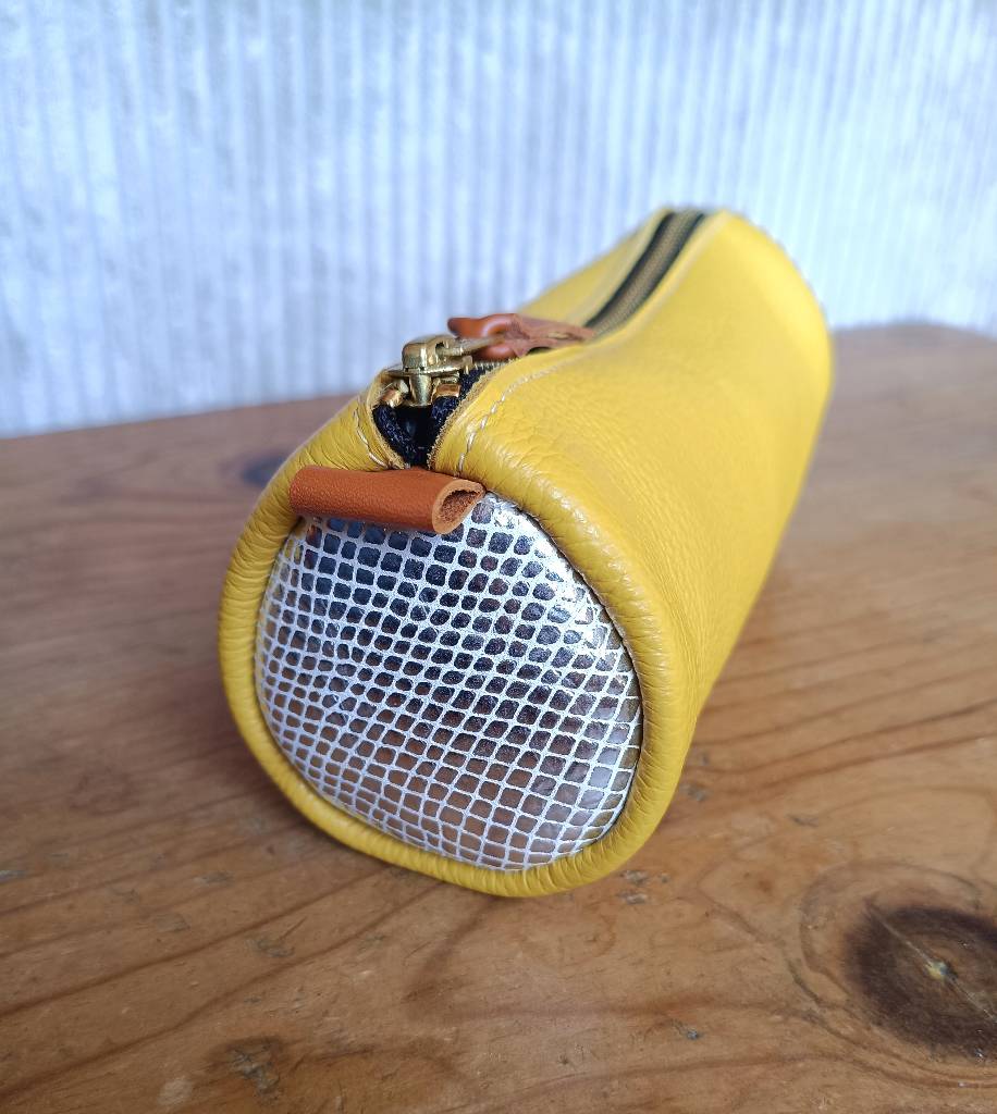 trousse en cuir fabriquée en france jaune, argent et marron cognac