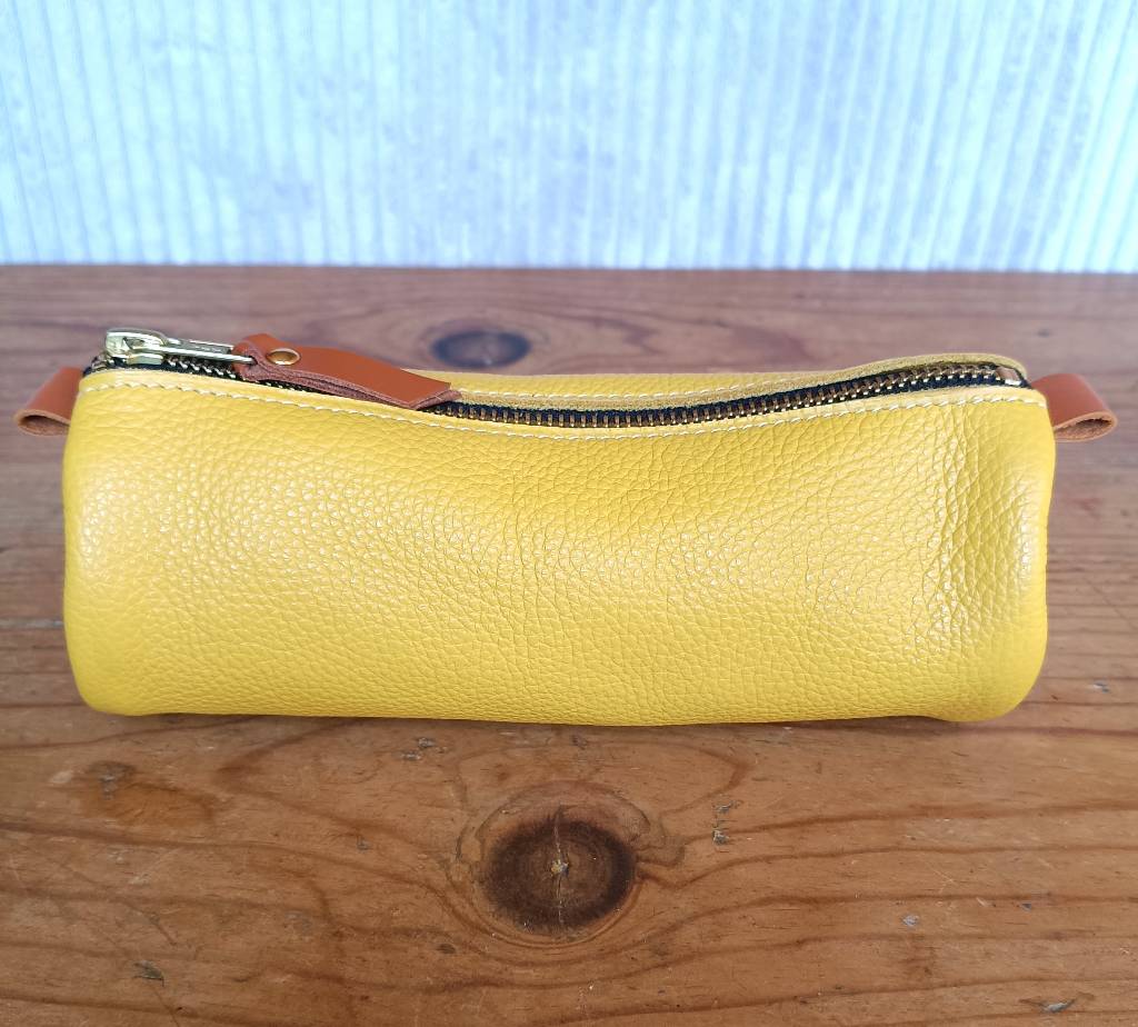 trousse en cuir fabriquée en france jaune, argent et marron cognac