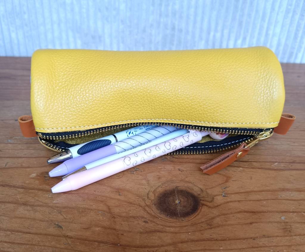 trousse en cuir fabriquée en france jaune, argent et marron cognac