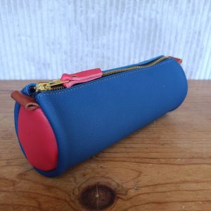 trousse en cuir fabriquée en France bleu , rouge et marron cognac