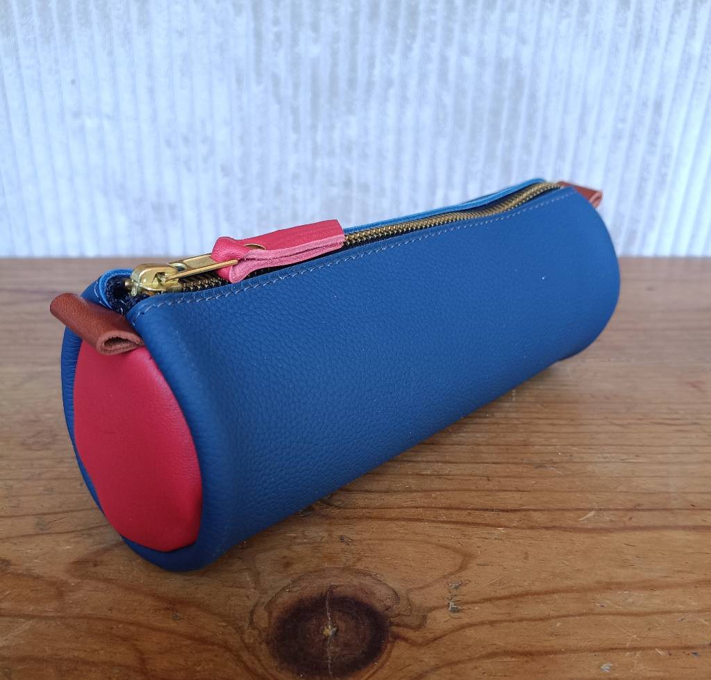 trousse en cuir fabriquée en France bleu , rouge et marron cognac