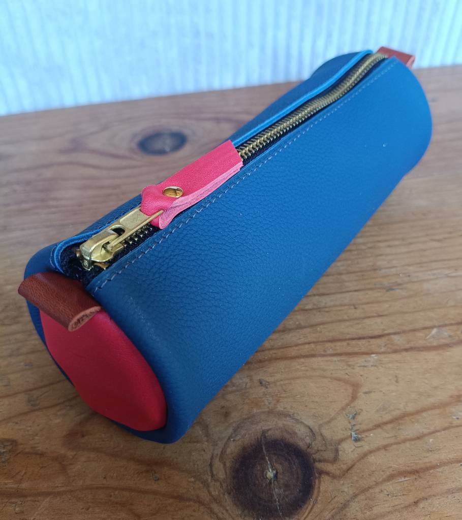 trousse en cuir fabriquée en France bleu , rouge et marron cognac