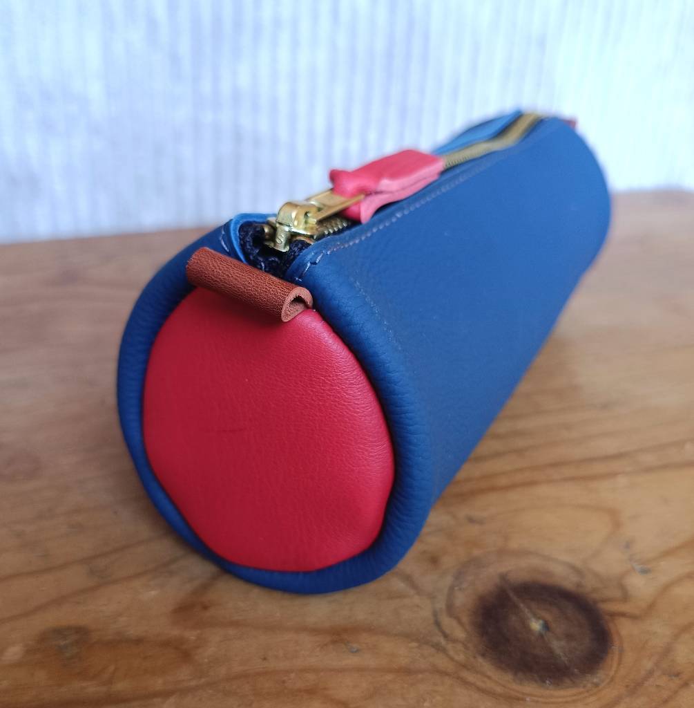 trousse en cuir fabriquée en France bleu , rouge et marron cognac