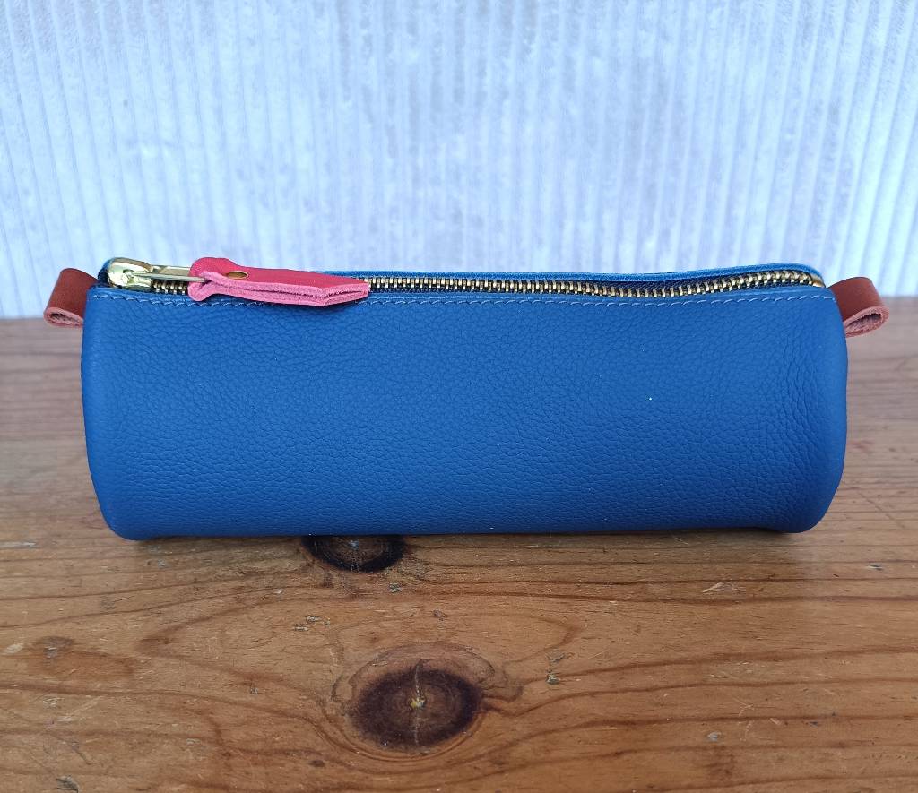 trousse en cuir fabriquée en France bleu , rouge et marron cognac