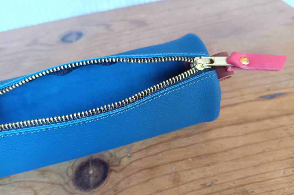 trousse en cuir fabriquée en France bleu , rouge et marron cognac