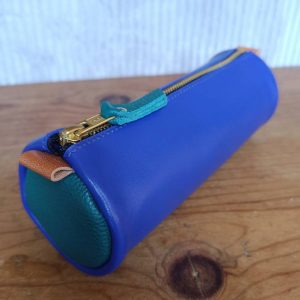 trousse en cuir fabriquée en France bleu , vert émeraude et marron cognac