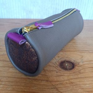 trousse en cuir fabriquée en France taupe, bronze, violet