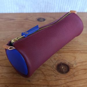 trousse en cuir fabriquée en France bordeaux, bleu et marron cognac