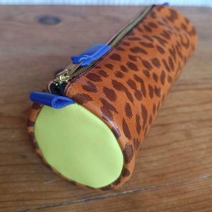 trousse en cuir fabriquée en France léopard, jaune, bleu